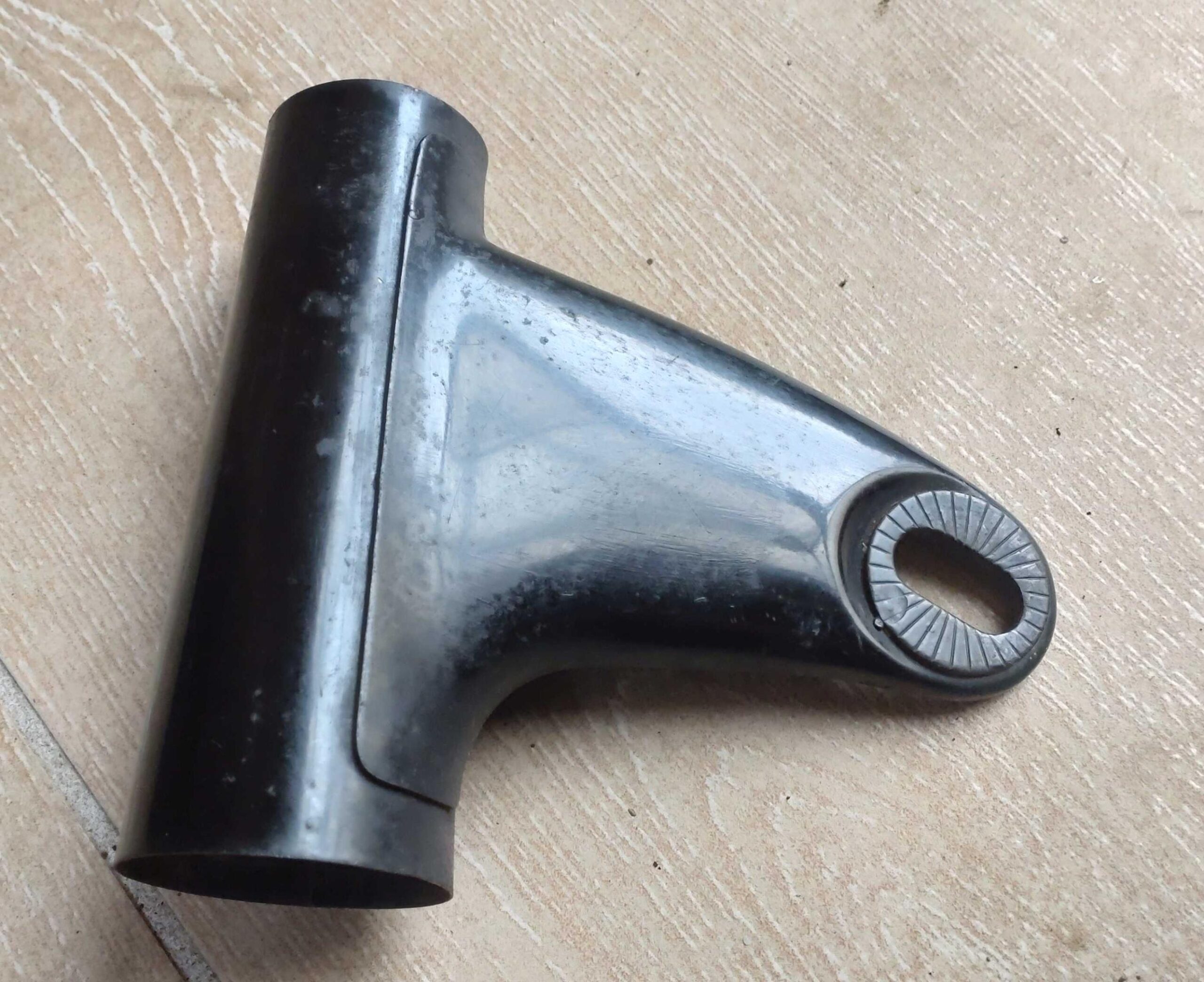 Scheinwerferhalter gebraucht schwarz für BMW R Modelle (1967-1980) Scheinwerferhalter rechts gebraucht für BMW R Modelle (1967-1980) – Bild 1